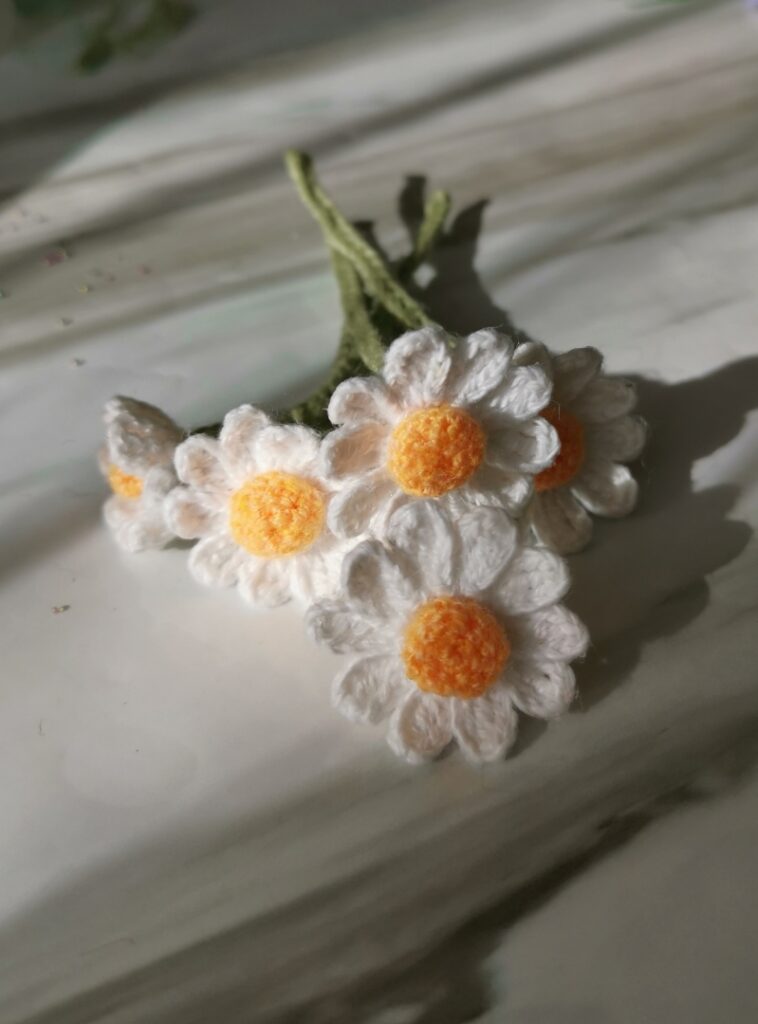 crochet daisy mini bouquet